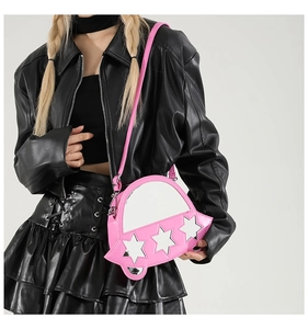 Sac bandoulière rose en forme de voiture avec étoiles argentées et fenêtre miroir