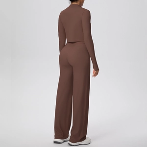Vue détaillée du dos d'un ensemble haut court à manches longues marron foncé et pantalon