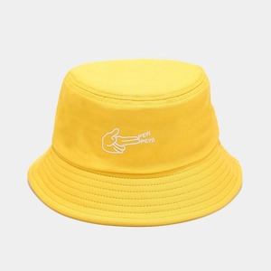 Détail de la broderie Pew Pew sur le bob en coton jaune vif avec coutures précises