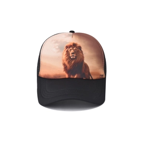 Primer plano detallado de una gorra trucker con estampado de león de alta definición al frente