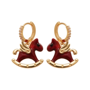 Boucles d'oreilles cheval à bascule dorées et rouges avec zircons sur fond blanc