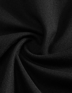 Gros plan sur le tissu en maille nid d'abeille respirant d'un polo noir pour homme