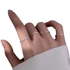 Minimalistisches Set aus silbernen Edelstahlringen für Damen am Finger getragen