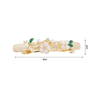 Dettaglio della clip per capelli con fiori di cristallo, perle e farfalle lunga 8cm