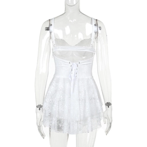 Vue détaillée du dos de la robe en dentelle blanche avec lacets et ourlet à volants
