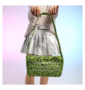 Détail du sac léopard vert en toile avec triple fermeture éclair et bandoulière