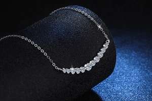Nahaufnahme der s925 Silberkette mit abgestuften Moissanit-Diamanten auf dunklem Grund