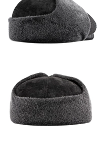 Detalle del gorro de invierno con orejeras en piel sintética gris y tejido negro mate premium