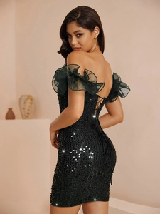 Détail de robe de soirée à paillettes avec manches en tulle et dos lacé élégant