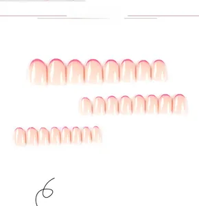 Faux ongles courts ronds roses style French avec pointes rose vif et fini brillant
