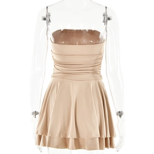 Détail de la mini-robe bustier beige avec taille plissée et jupe à double épaisseur
