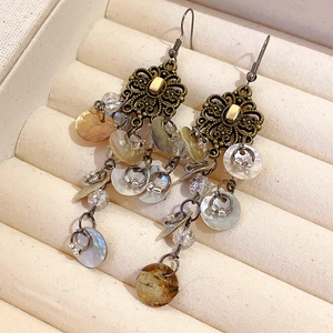 Pendientes de flores de bronce con borlas largas y colgantes de nácar natural para mujer