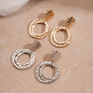 Boucles d'oreilles géométriques carrées avec cercles concentriques texturés en or et argent