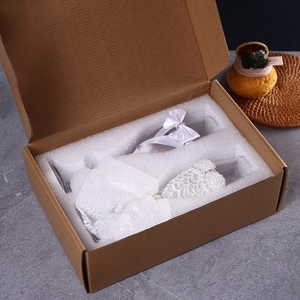 Dettaglio dei calici da champagne per matrimonio decorati con pizzo bianco e paillettes in box