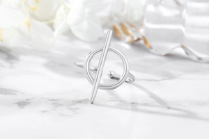 Makro-Detail des geometrischen Silberrings mit einem minimalistischen polierten Stabdesign