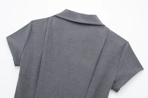 Detail van de grijze POLO-kraag jurk met fijne stiksels en geweven textuur