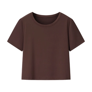 T-shirt in maglia marrone scuro a girocollo presentata in piano su sfondo bianco