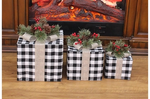 Lot de 3 boîtes de Noël à carreaux avec aiguilles de pin et baies devant la cheminée
