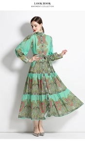 Détail d'une robe longue imprimée vintage à manches longues avec col montant et lien