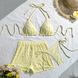 Dettaglio della trama del bikini a tre pezzi giallo con pois jacquard e pantaloncini