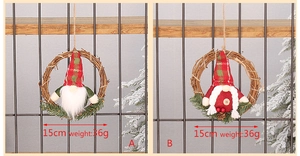 Détail des couronnes de gnome de Noël 15cm avec aiguilles de pin et motif à carreaux rouges