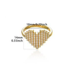 Dettaglio dell'anello dorato con dimensioni del cuore pixel e inserti in zircone
