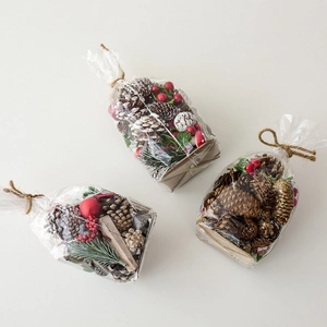 Natuurlijke dennenappels met rode bessen en houtschijven kerstdecoratieset
