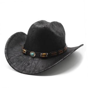 Chapeau de cowboy noir vintage avec texture craquelée et ceinture de perles tribales