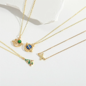Collana con ciondolo a forma di pianeta minimalista con smalto verde e blu su catena d'oro