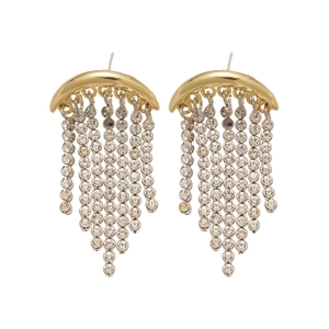 Boucles d'oreilles lune étincelantes plaquées or avec glands en strass sur fond blanc