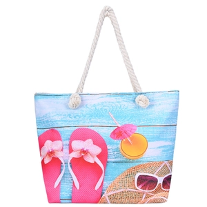 Détail du sac de plage imprimé avec poignée en corde de coton et motif de tongs roses