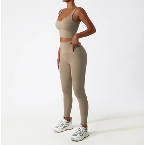 Détail de l'ensemble de yoga kaki montrant la poche latérale et le tissu élastique