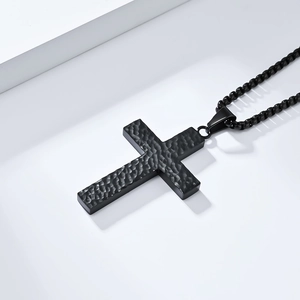 Collier croix en acier inoxydable martelé noir minimaliste avec chaîne à billes assortie