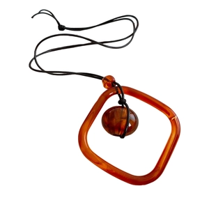 Collier rétro en corde avec pendentif carré en acrylique ambré et perle ronde