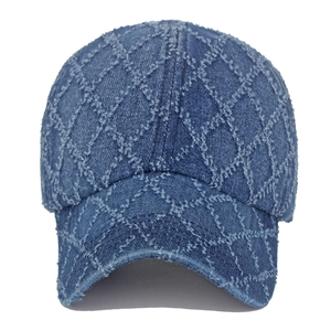 Casquette de baseball en denim délavé bleu avec motif matelassé à losanges effilochés