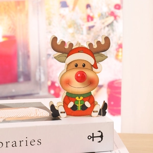 Dettaglio di un ornamento di renna in legno con cappello di Babbo Natale e dono