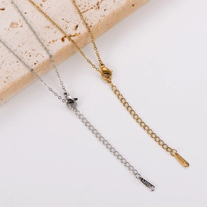 Detaillierte Makroansicht von 18K Gold- und Silber-Edelstahlketten mit S.STEEL Gravur