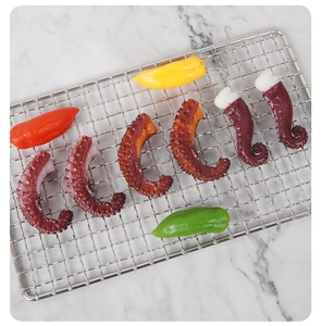 Gedetailleerde PVC inktvis tentakels en paprika modellen op een metalen displayrek