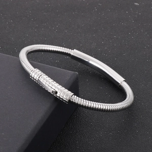 Dettaglio macro del bracciale a catena a serpente in acciaio inox con chiusura a scatto