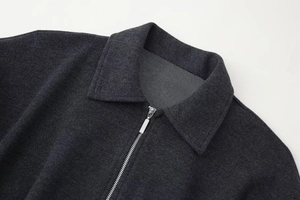 Detailansicht der dunkelgrauen Twill-Jacke mit Umlegekragen und Metallreißverschluss