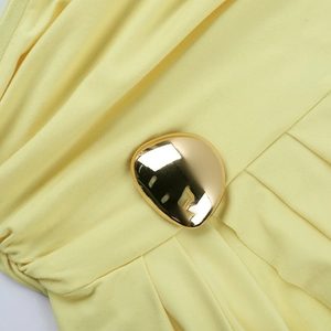 Vue macro détaillée du tissu en maille jaune et de la décoration en métal doré