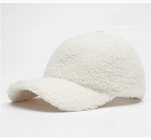 Texture détaillée de la casquette de baseball blanche en fausse fourrure d'agneau