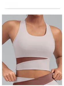 Détail de la brassière de sport à fort impact en gris thé au lait et coutures café