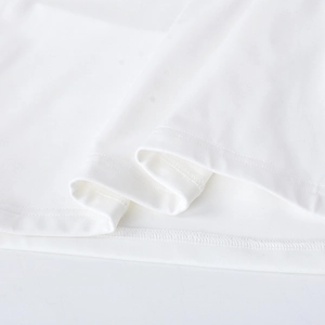 Gros plan sur la texture du tricot blanc et les finitions de couture précises de l'ourlet