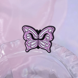 Spilla a farfalla in smalto rosa e viola con contorni in metallo nero e ali simmetriche