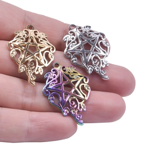 Détail de pendentifs étoiles en acier 18K doré, argenté et arc-en-ciel pour bijoux DIY