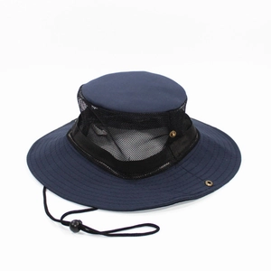 Détail d'un chapeau de soleil bleu marine avec maille respirante et mentonnière réglable