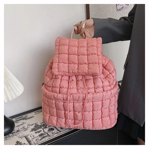Dettaglio dello zaino trapuntato rosa con morbida trama a pieghe e chiusura a coulisse