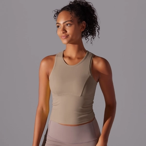 Détail du débardeur de yoga marron clair avec dos nageur, coutures renforcées et coupe ajustée