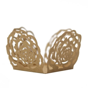 Détail de découpe laser motif rose sur une boîte cadeau de mariage en papier kraft